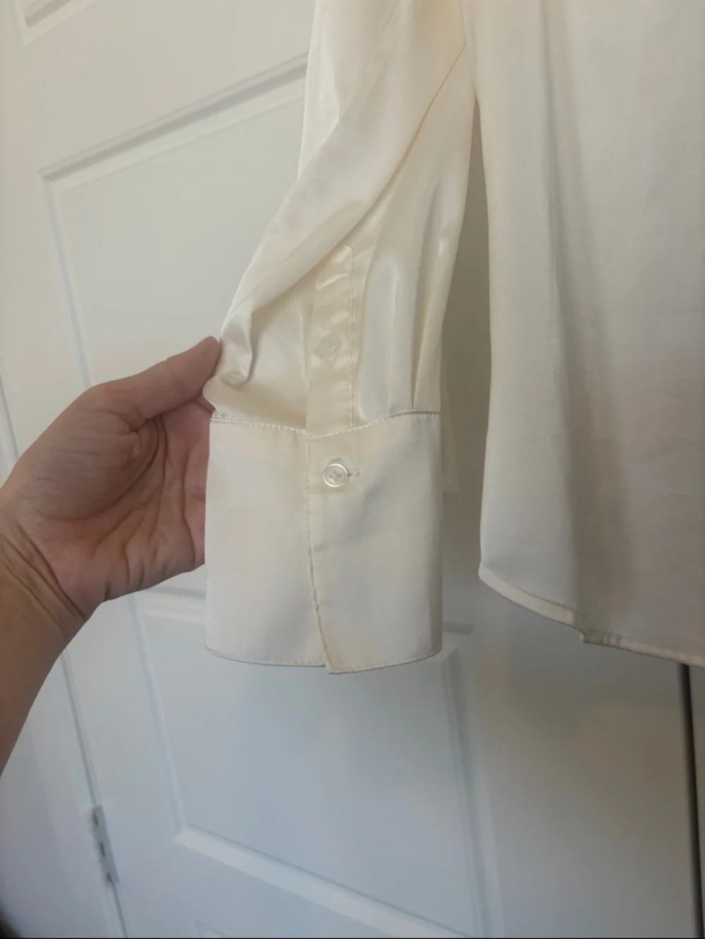 Banana Republic Silk-Look Ivory Button-Up long sleeve Blouse Large - Picture 4 of 5